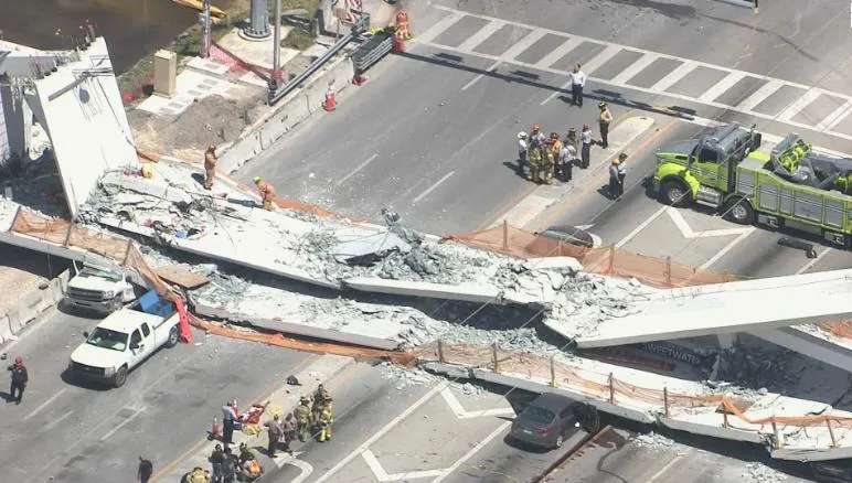 Miami. Mai mulţi morţi, după ce o pasarelă s-a prăbuşit peste autostradă. VIDEO
