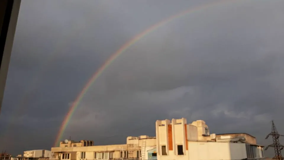 Imagini deosebite la malul mării. Un curcubeu uriaş a înfrumuseţat cerul Constanţei