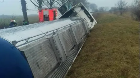 Alertă pe DN7: o autocisternă s-a răsturnat 