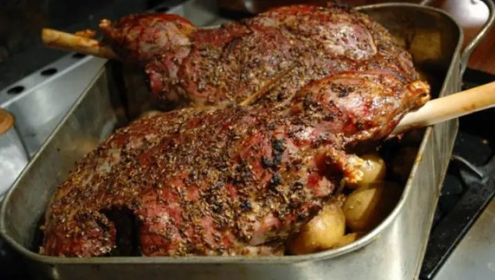 Toarnă bicarbonat de sodiu pe carnea crudă de miel. Este secretul celor mai buni bucătari