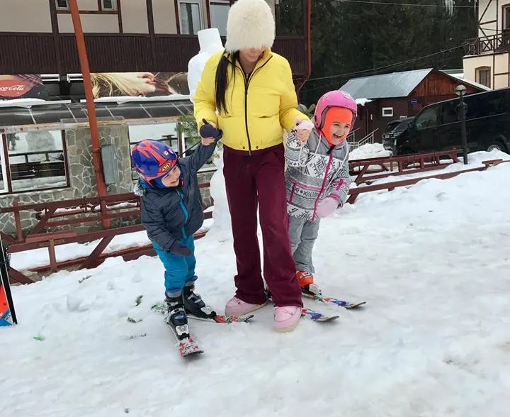 Însărcinată, Elena Băsescu nu stă deoparte de sporturile de iarnă