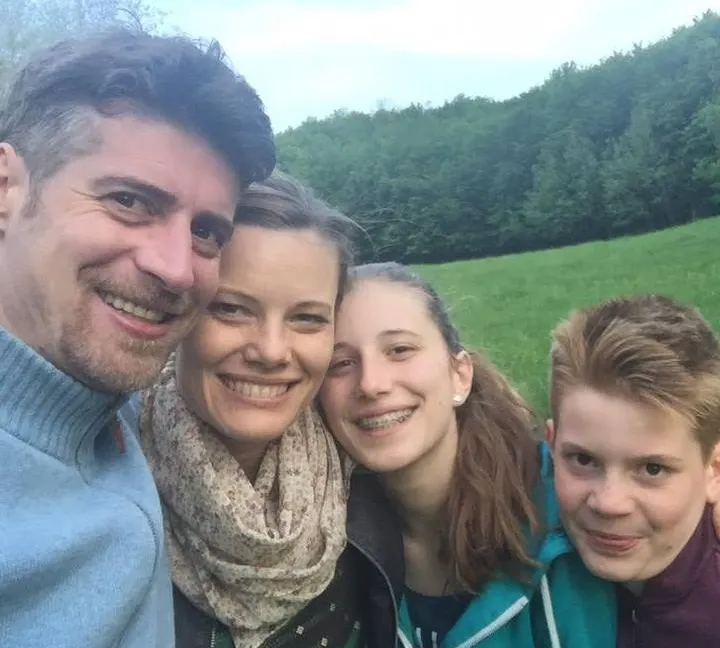 Cine este bărbatul care a comis tripla crimă din Braşov. Şi-a ucis soţia şi cei doi copii în somn