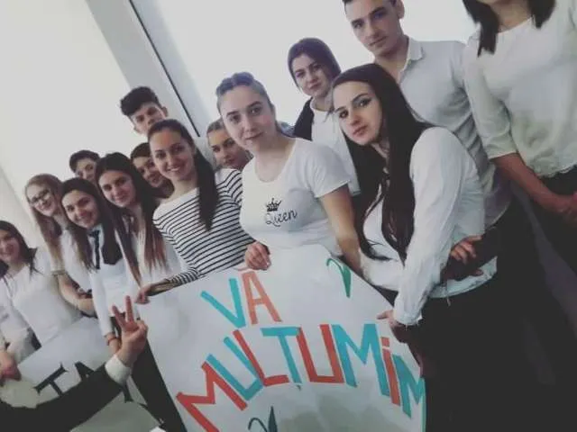 "Cântarea României" revine. Elevi puşi să aplaude politicienii. În sală era prezent şi Liviu Pop