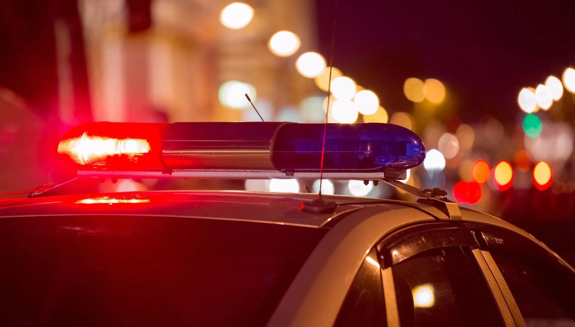 Poliţistul, uimit la volan. Şoferiţa gonea pe străzi şi-i făcea semne să oprească. Cine era femeia