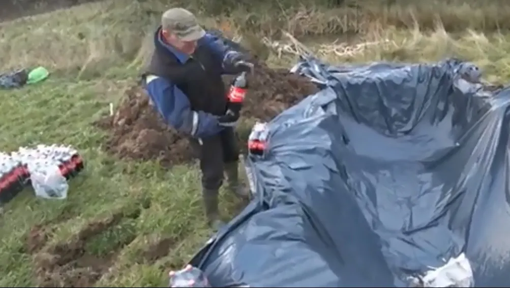 A săpat o groapă şi a turnat 12.000 de litri de Coca-Cola în ea. Ce s-a întâmplat după câteva ore