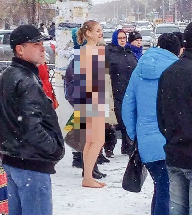 Cum a ieșit această femeie pe stradă în toiul iernii. Ea zâmbea, dar trecătorii au rămas uluiți