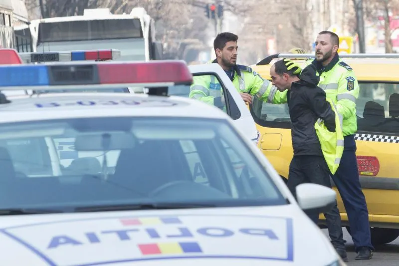 Incident la Primăria Capitalei. Un simpatizant nazist a amenințat cu un cuțit că se sinucide