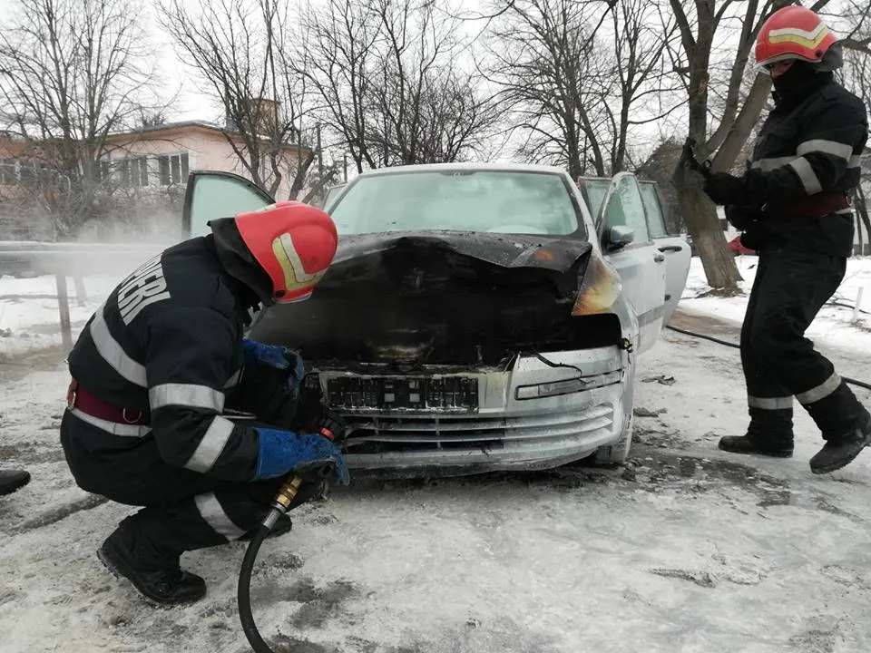 A ars ca o torţă, în curtea spitalului. Cauza incendiului a şocat