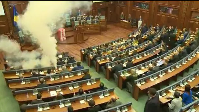 Scene şocante în parlamentul din Kosovo, lupte cu fumigene între politicieni (VIDEO)