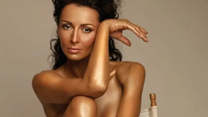 Mihaela Rădulescu s-a dezbrăcat înainte de "Românii au talent". Vedeta şi-a etalat bustul mărit