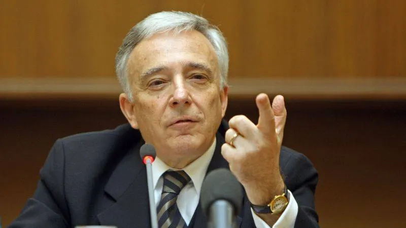 Isărescu: Românii cu credite pentru locuințe sunt ”prizonierii propriilor aspirații.”