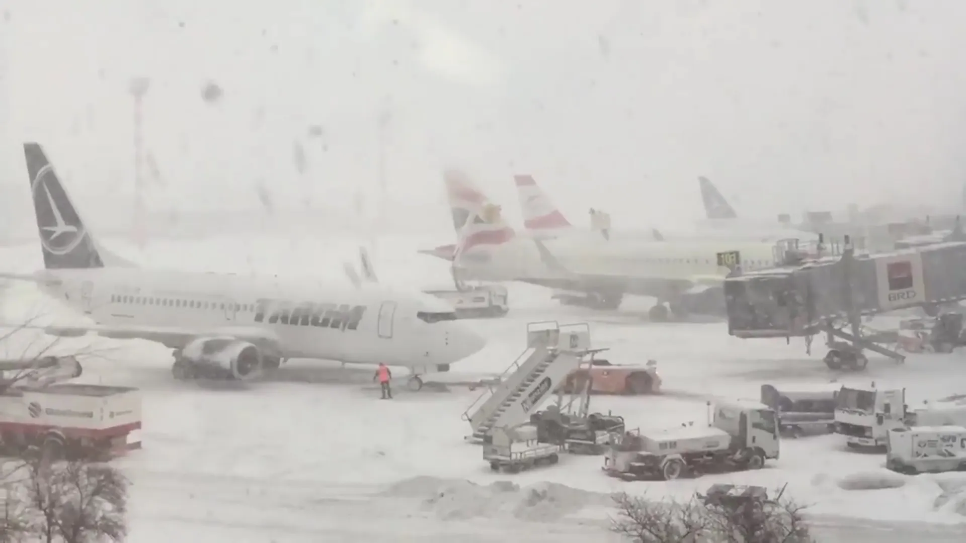 Mai multe zboruri de pe aeroportul Otopeni, anulate din cauza cauza gheții