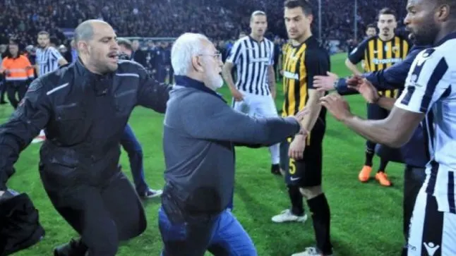 PAOK Salonic - AEK Atena // El a intrat cu pistolul pe teren. Cine este patronul lui Răzvan Lucescu