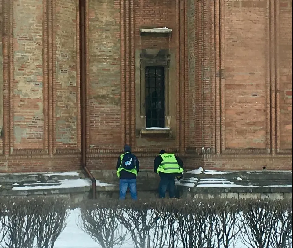 Scandal uriaş după protest! BOR cere anchetă pentu poliţiştii care au urinat pe zidul unei biserici 
