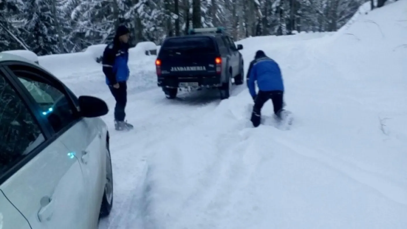 Turiști blocați în zăpadă la Sinaia, pe drumul Cotei