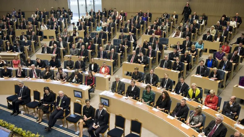 Parlamentarii suedezi NU au privilegii. Povestea unui model de succes