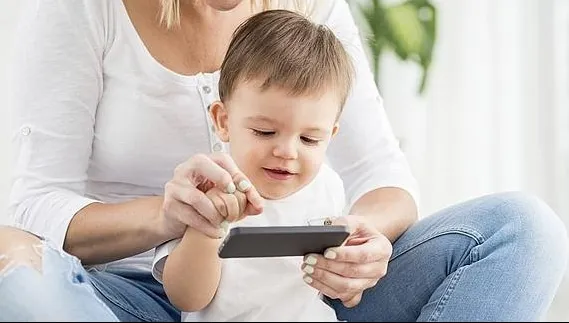 Un copil de 2 ani i-a blocat telefonul mamei sale pentru o perioadă de 47 de ani. Iată cum a reușit!