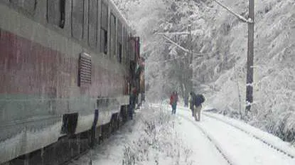 CFR Călători a anulat, vineri dimineaţa, 46 de trenuri din cauza condiţiilor meteo nefavorabile