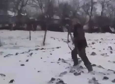Scene şocante, un paznic trage cu puşca după câini, chiar dacă în apropiere sunt copii