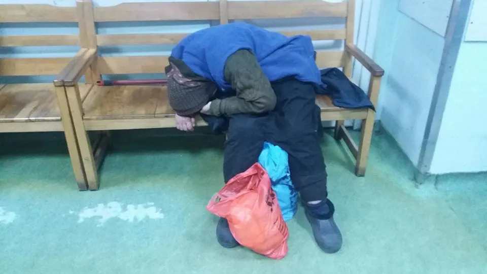 Bătrână bolnavă, ignorată la urgenţă: "Este o boschetăriță. Mă ocup de ea când şi dacă am timp"