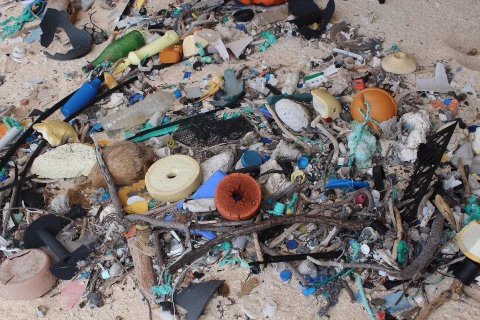 Cum arată insula exotică acoperită de gunoaie. Cele mai multe deșeuri de plastic din lume