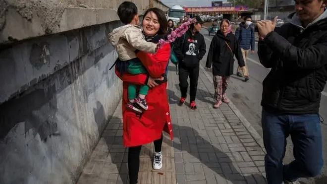 O chinezoaică îşi caută "soţul dispărut": merge 100 de km pe jos, cu copilul în braţe