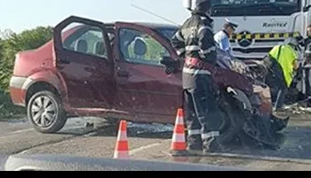 Șofer în stare gravă, după ce a intrat cu mașina într-un autotren