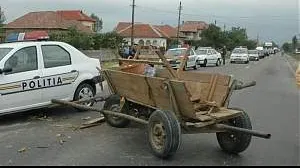 Un bărbat este în stare gravă, după ce a căzut din căruță, pe un drum din Botoșani