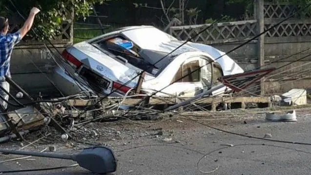Accident cumplit în Bistrița. Un stâlp de electricitate, făcut praf de o mașină