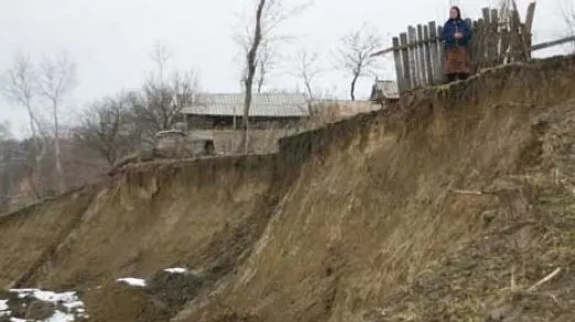 Alunecare de teren în Vrancea. 19 locuinţe, în pericol