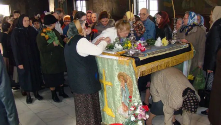 Paşte 2018. Când se trece, de fapt, pe sub masă