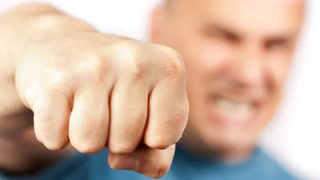 Paznicii unui mall, acuzaţi că ar fi sechestrat, bătut şi umilit un student care a pozat un şantier