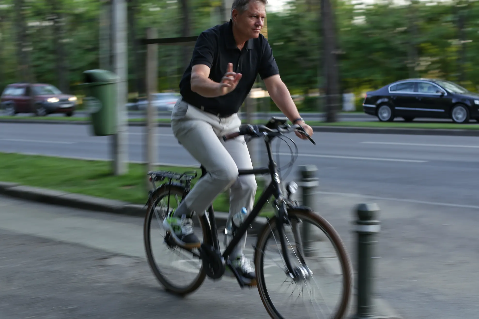 Klaus Iohannis, la plimbare pe două roţi: Cât costă bicicleta preşedintelui?