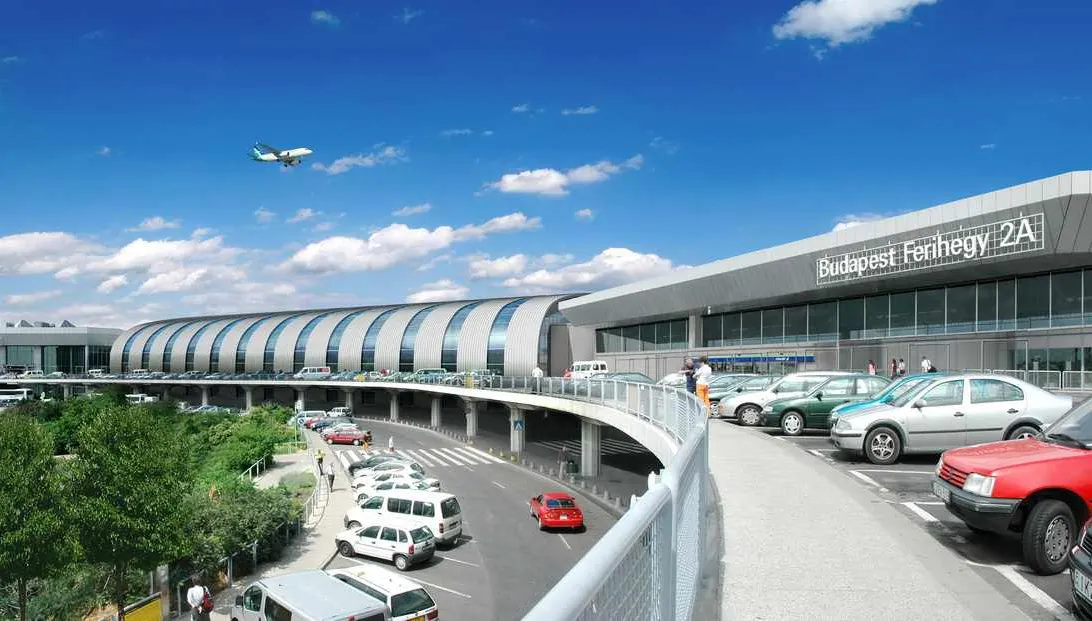 Opt români răniţi la Budapesta, după ce două autobuze s-au ciocnit pe aeroport. Anunţul MAE