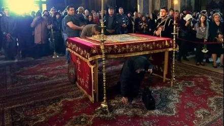 Săptămâna Mare. Când se trece pe sub masă? Iată ce semnificaţia are acest obicei
