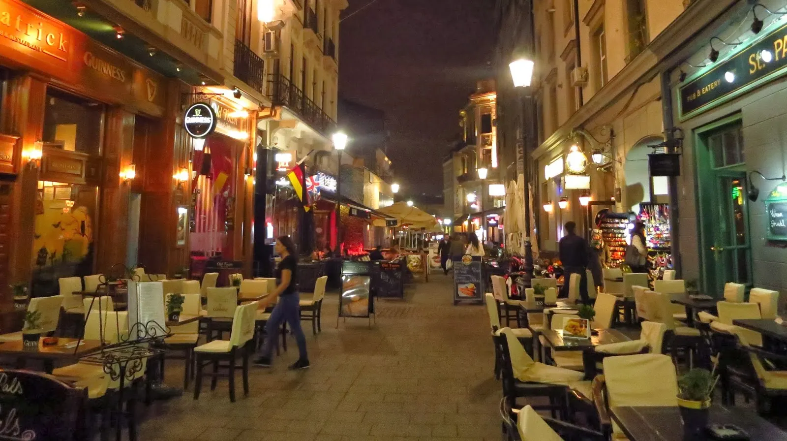 Dacă un bărbat vă cere să-i schimbaţi 500 lei într-un pub din Bucureşti, chemaţi imediat poliţia!
