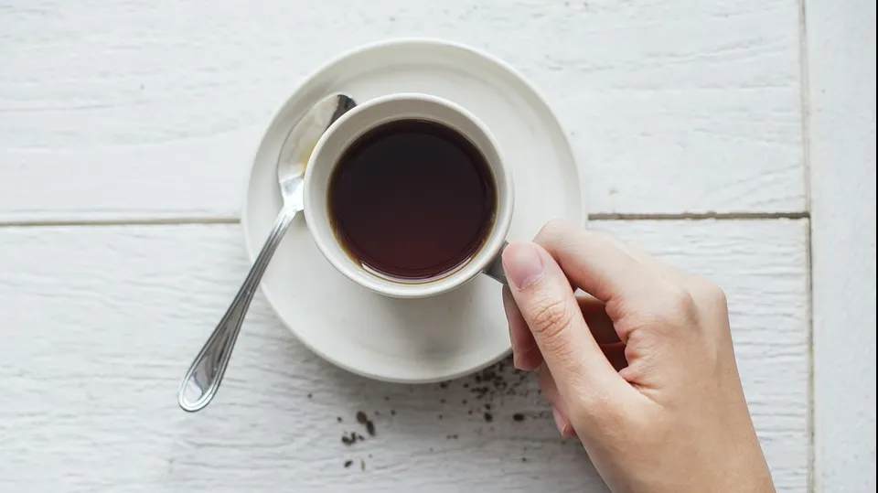 Cum poți bea cafea fără să-ți pătezi dinții