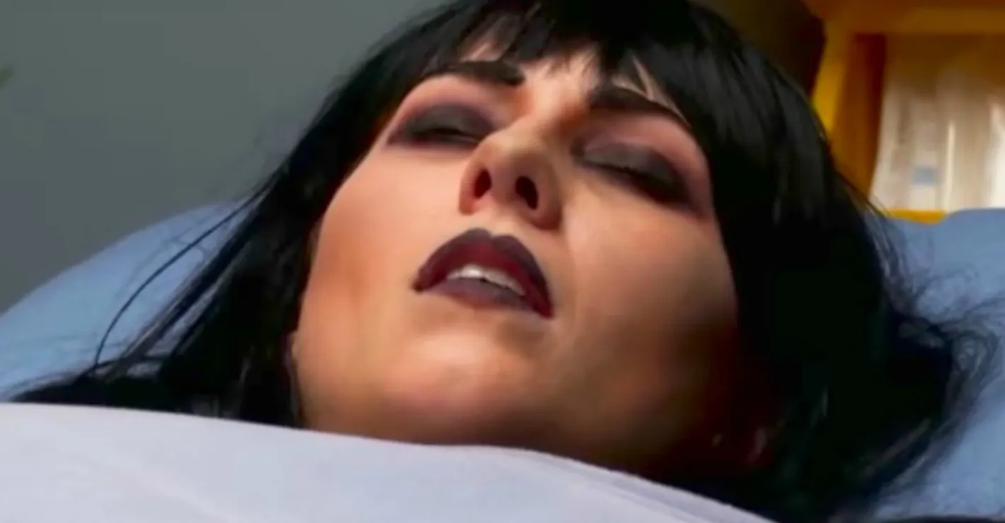 Femeia care se crede moartă. Ea este cadavrul-viu, bruneta care a revenit din morţi