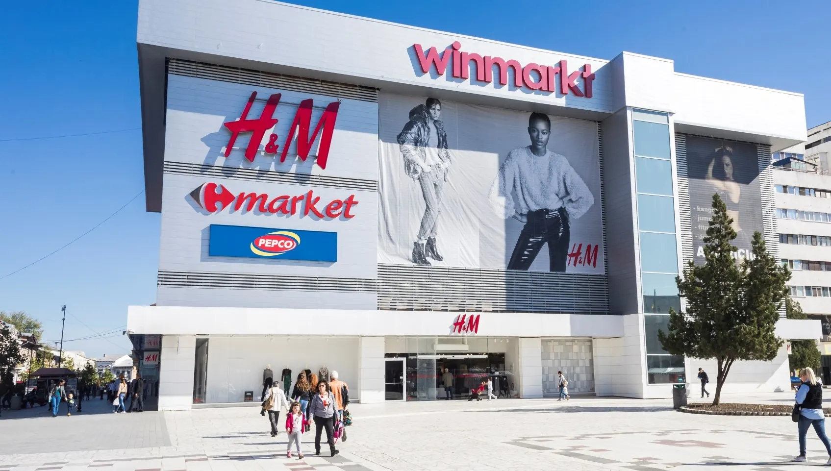 Uşa din sticlă a unui mall din Buzău, spartă cu capul de un copil. Reacţia incredibilă a conducerii