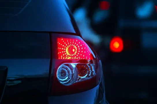 Atenţie, şoferi! Ce se întâmplă dacă pui avariile ca să mulţumeşti în trafic