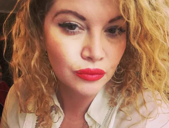 Oana Lis își vinde lucrurile la o tarabă din piață