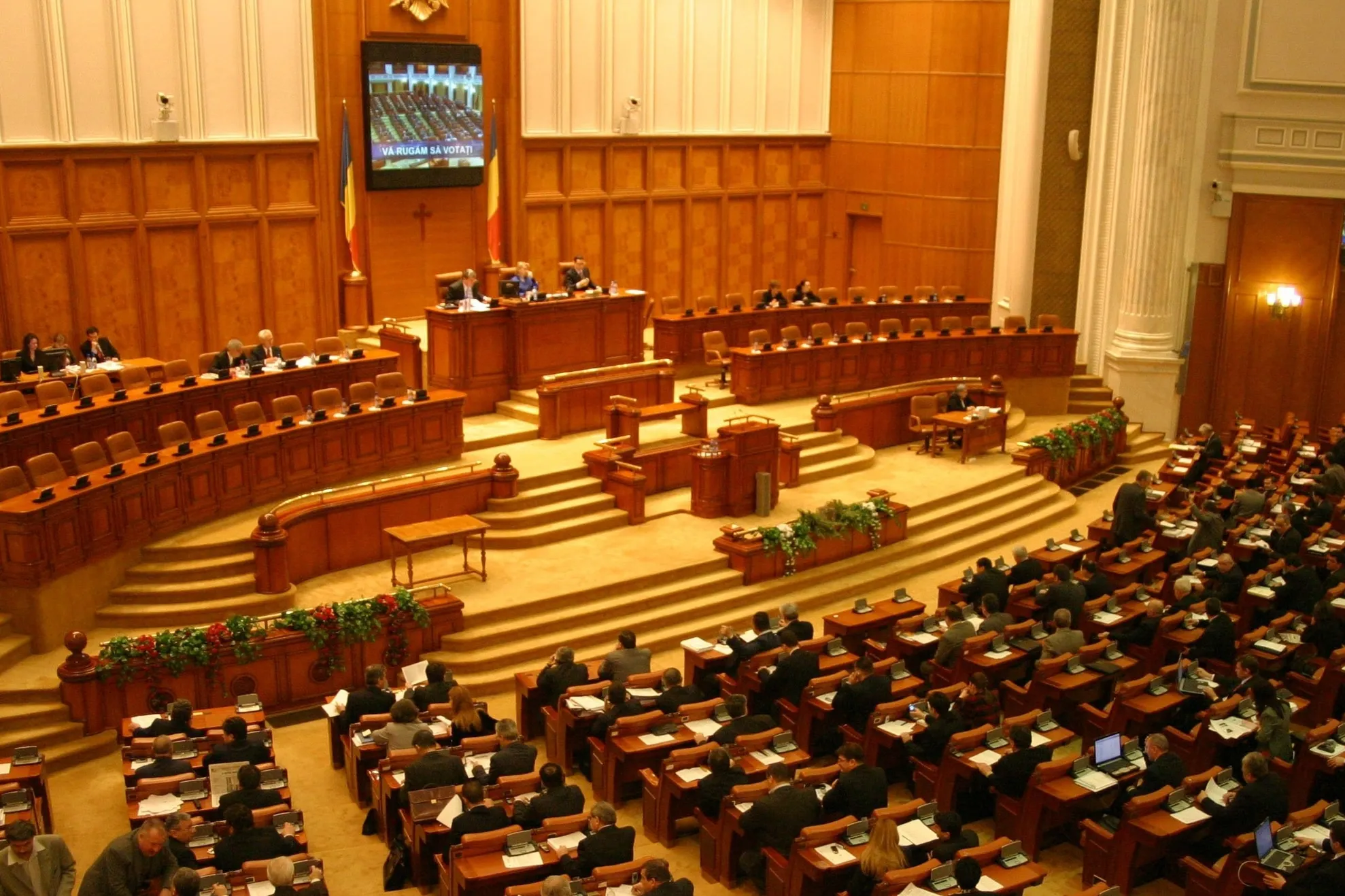 Chiar nu mai au ruşine! Vezi ce angajaţi ai Parlamentului au sporuri lunare cât 2 salarii minime!