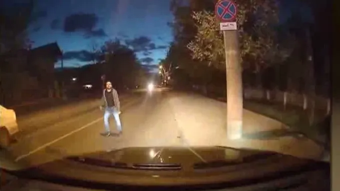 Un bărbat, posibil beat, a încercat să blocheze traficul pe o stradă dintr-un cartier ieşean