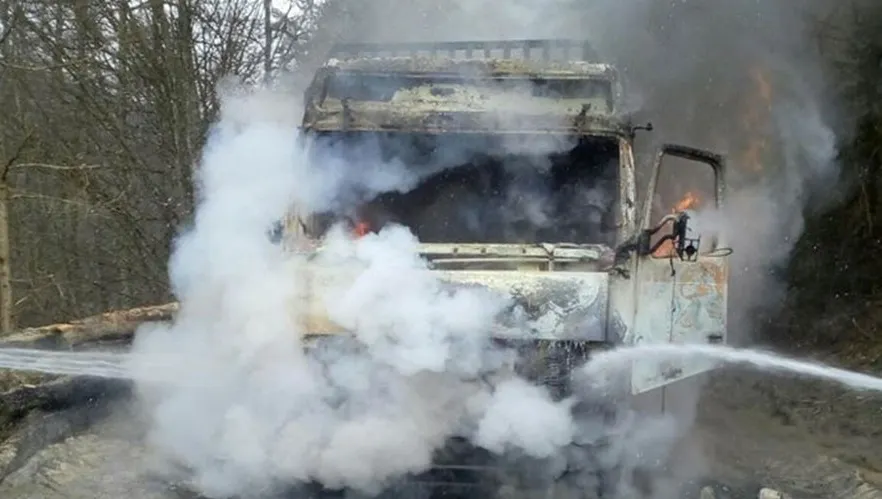 PERICOL de explozie. Un TIR încărcat cu 22 de tone de azotat de amoniu a luat foc în Pasul Tihuţa