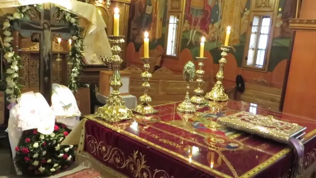 De câte ori trebuie să treci pe sub masă în Vinerea Mare. Toată lumea face această greşeală