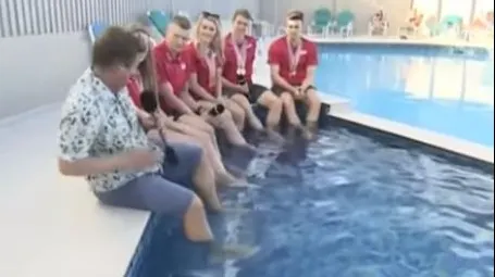 Râzi în hohote. O vedetă TV a căzut în piscină în timp ce transmitea live