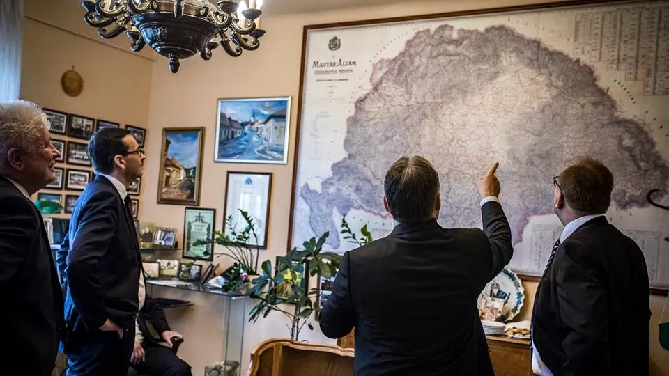 Viktor Orban și harta Ungariei Mari, cu Transilvania, poza ce stârnește rumoare în România