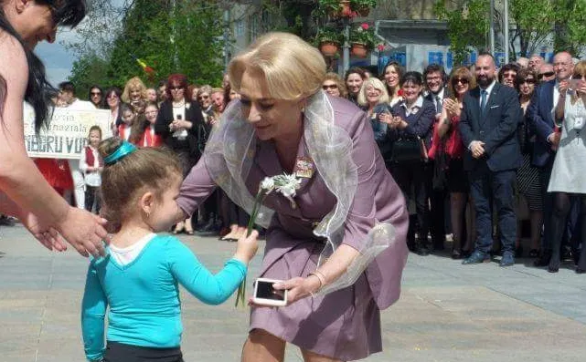 Special pentru Viorica Dăncilă, "Festivalul Lalelelor" a fost transformat în "Cântarea României"