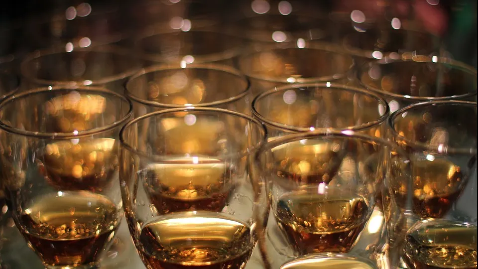 Două greșeli pe care sigur le faci când comanzi și bei whiskey