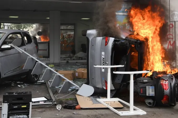 Violențe la Paris de 1 Mai. Mașini în flăcări, gaze lacrimogene, un McDonalds devastat 